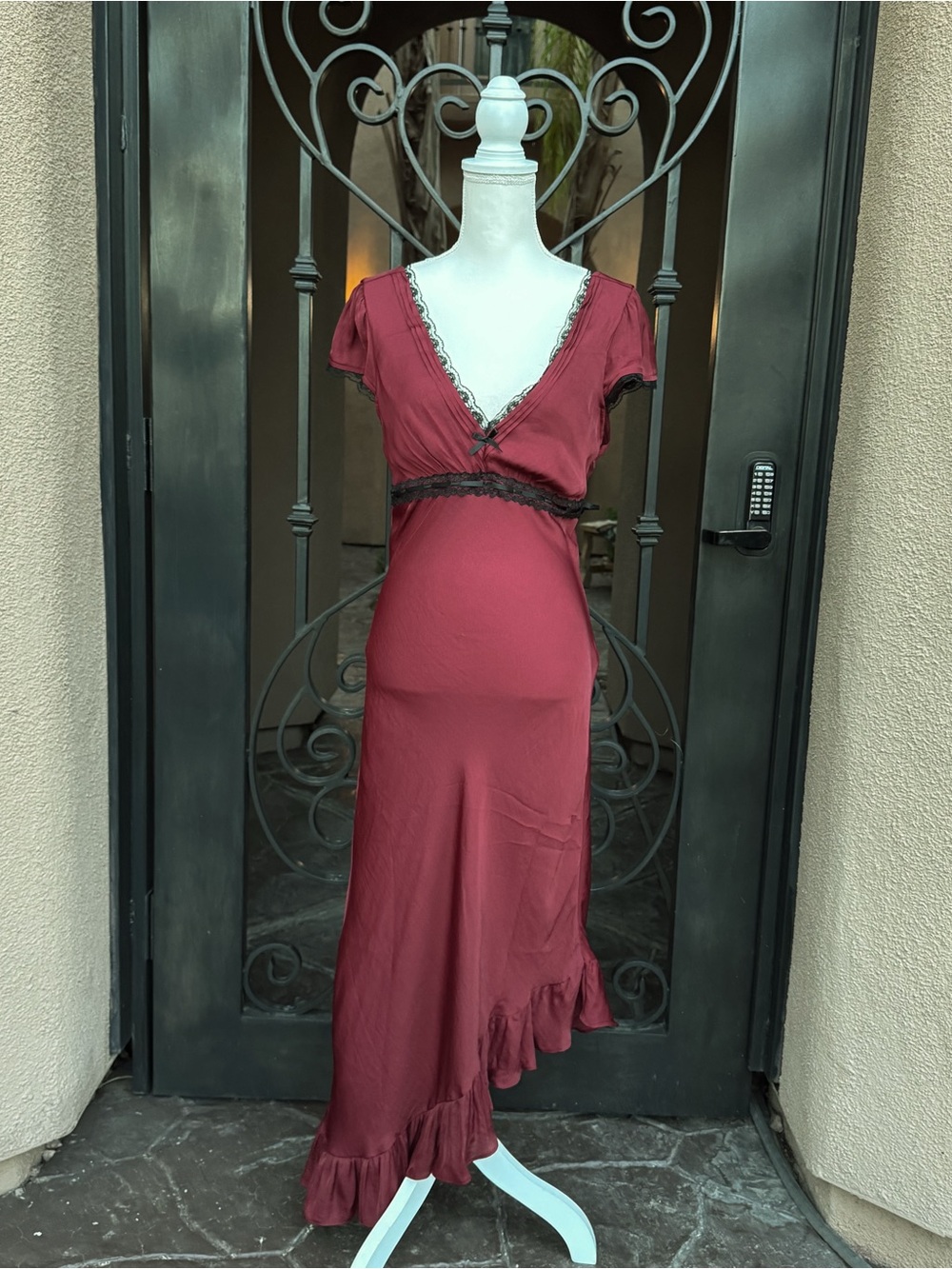 Kimchi Blue Asymmetrical Satin Slip Dress in Gorgeous Burgandy
🚭 🚫Pets - Picture 4 of 9